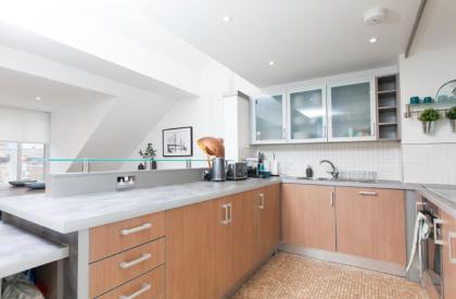 Edinburgh Deluxe Duplex with Garage - image 15