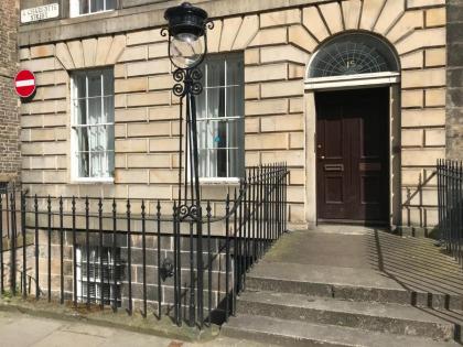 Edinburgh Deluxe Duplex with Garage - image 18