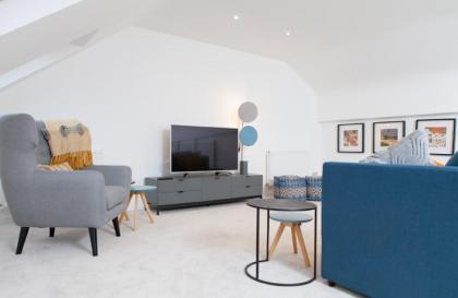 Edinburgh Deluxe Duplex with Garage - image 2