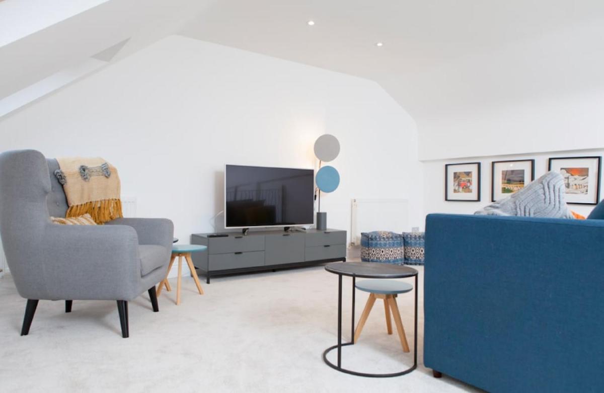 Edinburgh Deluxe Duplex with Garage - image 2