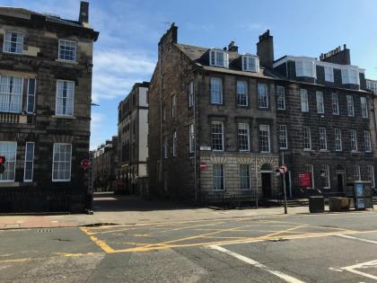 Edinburgh Deluxe Duplex with Garage - image 21