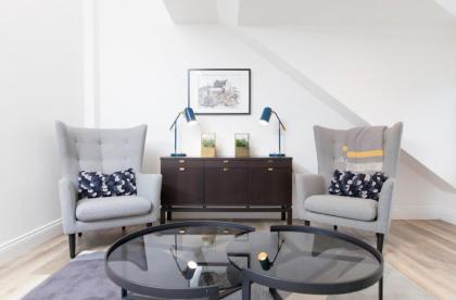 Edinburgh Deluxe Duplex with Garage - image 3