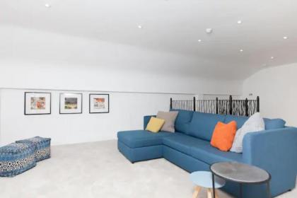 Edinburgh Deluxe Duplex with Garage - image 4