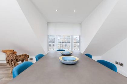 Edinburgh Deluxe Duplex with Garage - image 5