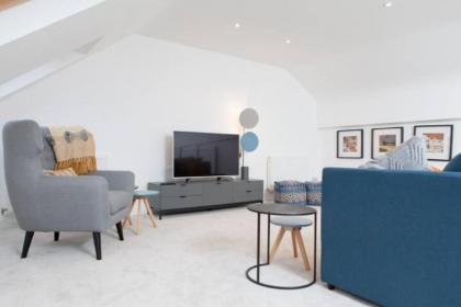 Edinburgh Deluxe Duplex with Garage - image 6