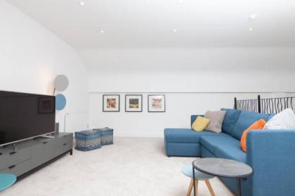 Edinburgh Deluxe Duplex with Garage - image 7
