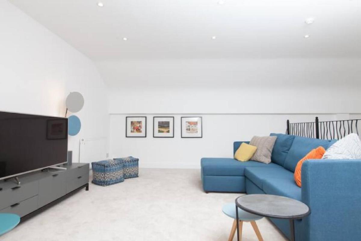 Edinburgh Deluxe Duplex with Garage - image 7