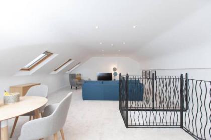 Edinburgh Deluxe Duplex with Garage - image 8