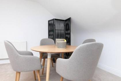 Edinburgh Deluxe Duplex with Garage - image 9