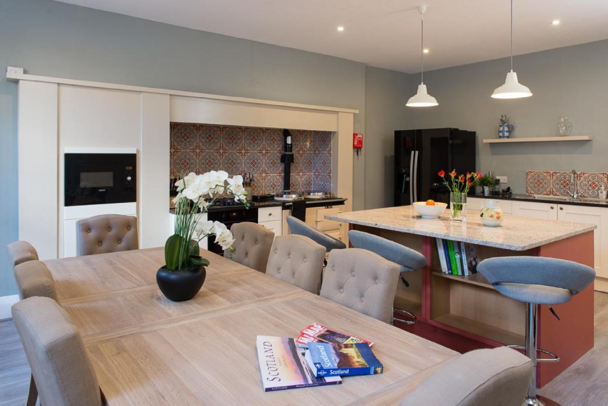 Gorgeous Central Edinburgh 3-Bedroom Apartment - main image