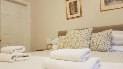 Gorgeous Central Edinburgh 3-Bedroom Apartment - image 10
