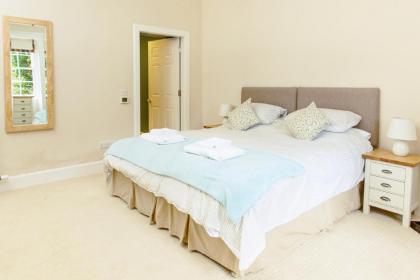 Gorgeous Central Edinburgh 3-Bedroom Apartment - image 13