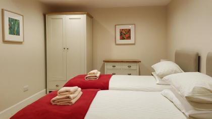 Gorgeous Central Edinburgh 3-Bedroom Apartment - image 14
