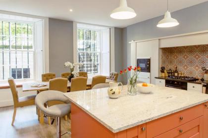 Gorgeous Central Edinburgh 3-Bedroom Apartment - image 21