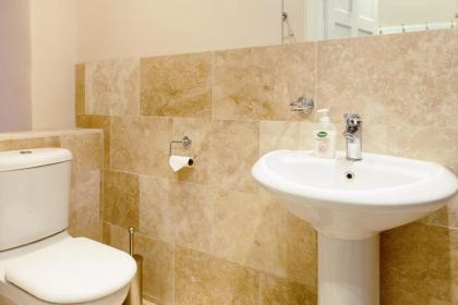 Gorgeous Central Edinburgh 3-Bedroom Apartment - image 28