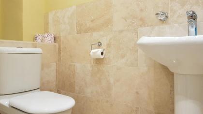 Gorgeous Central Edinburgh 3-Bedroom Apartment - image 29