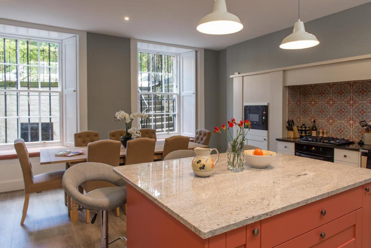 Gorgeous Central Edinburgh 3-Bedroom Apartment - image 4