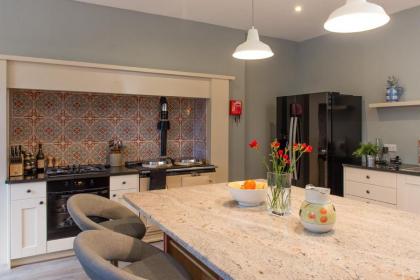 Gorgeous Central Edinburgh 3-Bedroom Apartment - image 5