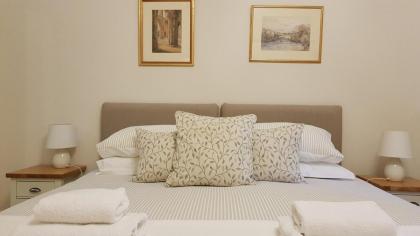Gorgeous Central Edinburgh 3-Bedroom Apartment - image 6