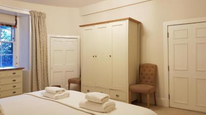 Gorgeous Central Edinburgh 3-Bedroom Apartment - image 8