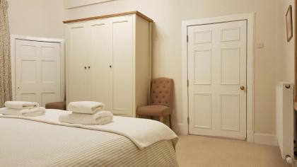 Gorgeous Central Edinburgh 3-Bedroom Apartment - image 9