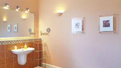 Stylish Central Edinburgh Apartment - image 18