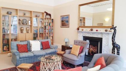 Stylish Central Edinburgh Apartment - image 2