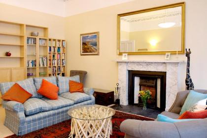 Stylish Central Edinburgh Apartment - image 3