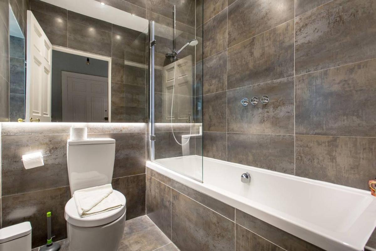 Converted Flat in Historic Building in Desirable New Town - image 2