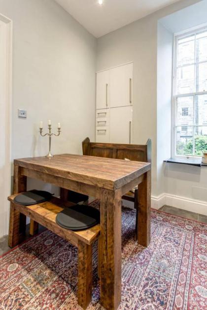 Converted Flat in Historic Building in Desirable New Town - image 5