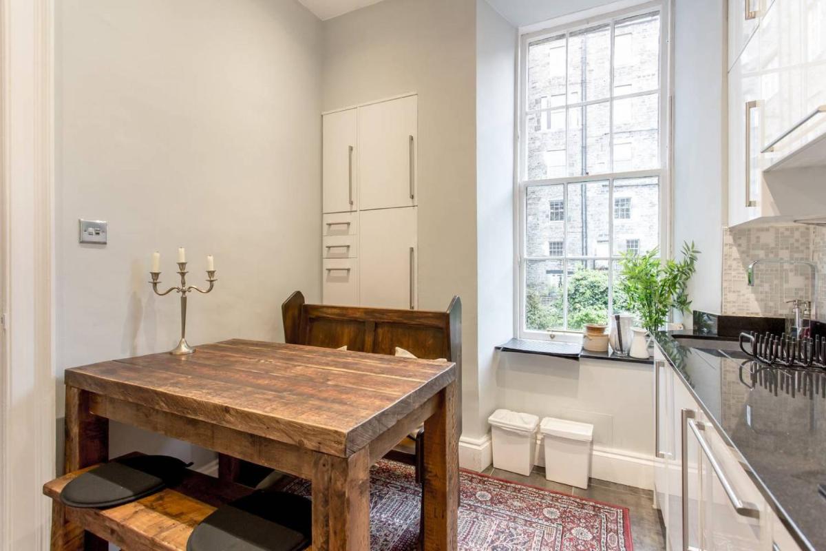 Converted Flat in Historic Building in Desirable New Town - image 6