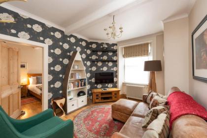 Charming Grassmarket 1 Bed Castle pad - image 10