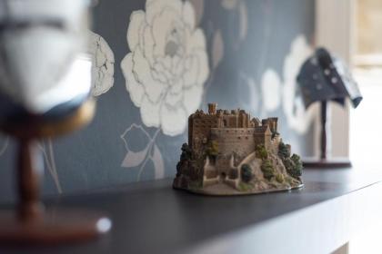 Charming Grassmarket 1 Bed Castle pad - image 11