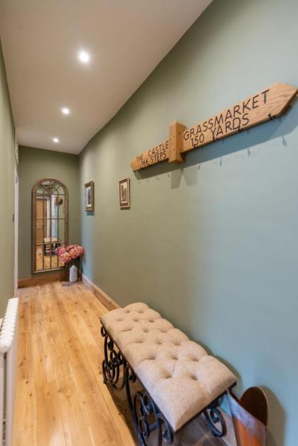 Charming Grassmarket 1 Bed Castle pad - image 14
