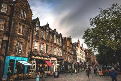 Charming Grassmarket 1 Bed Castle pad - image 2