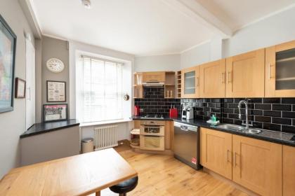 Charming Grassmarket 1 Bed Castle pad - image 21