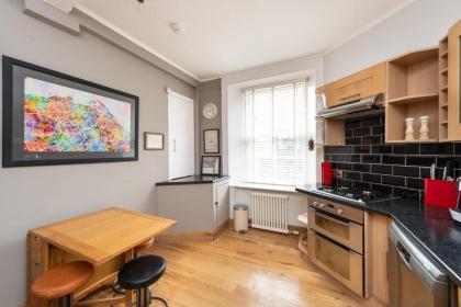 Charming Grassmarket 1 Bed Castle pad - image 22