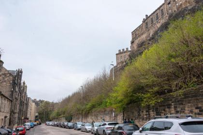 Charming Grassmarket 1 Bed Castle pad - image 28