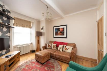 Charming Grassmarket 1 Bed Castle pad - image 5