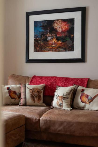 Charming Grassmarket 1 Bed Castle pad - image 8