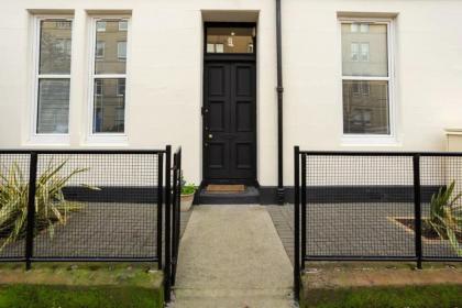 Spacious 2 Bedroom House Near The Meadows - image 10