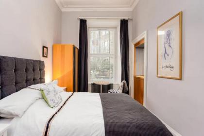Spacious 2 Bedroom House Near The Meadows - image 11