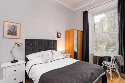 Spacious 2 Bedroom House Near The Meadows - image 12
