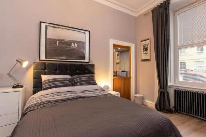 Spacious 2 Bedroom House Near The Meadows - image 13