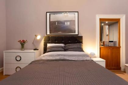 Spacious 2 Bedroom House Near The Meadows - image 14