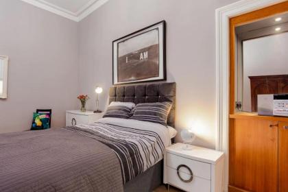 Spacious 2 Bedroom House Near The Meadows - image 15