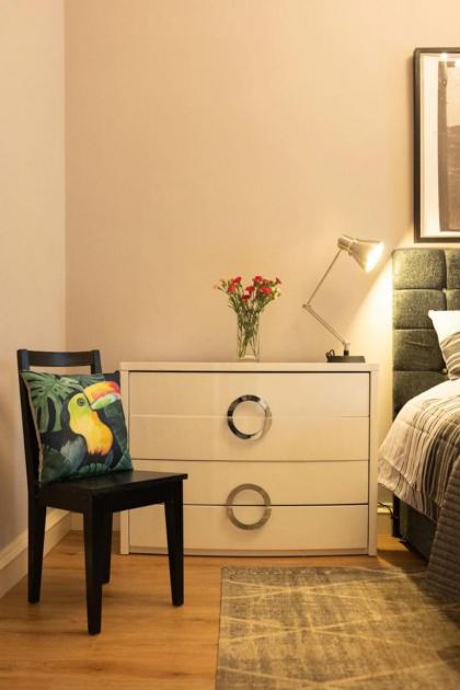 Spacious 2 Bedroom House Near The Meadows - image 16