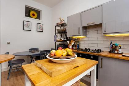 Spacious 2 Bedroom House Near The Meadows - image 17