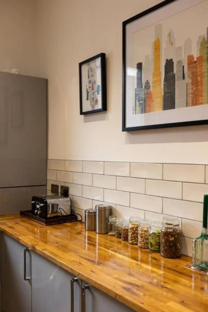 Spacious 2 Bedroom House Near The Meadows - image 18