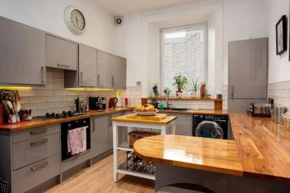 Spacious 2 Bedroom House Near The Meadows - image 19
